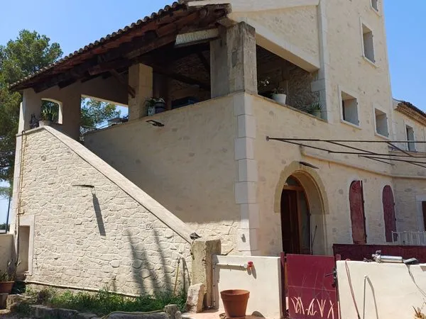 Direct propriétaire Grand mas 2000 m2 de planchers sur / 17 ha bio , proche de toutes commodités