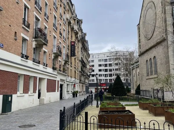 Box fermé 14 m² - cour sécurisée au pied de l'église - 220 /mois
