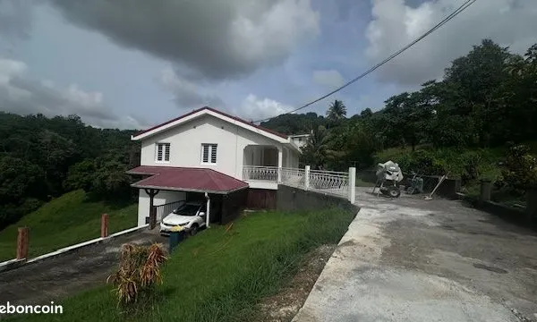 Haut de villa F4 rénové - quartier fond brûlé