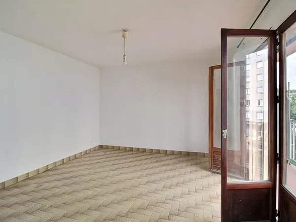 CASTELNAU-LE-LEZ - arrêt de tram Clairval - T1 de 21.88 m² avec balcon de 3.8m² et parking