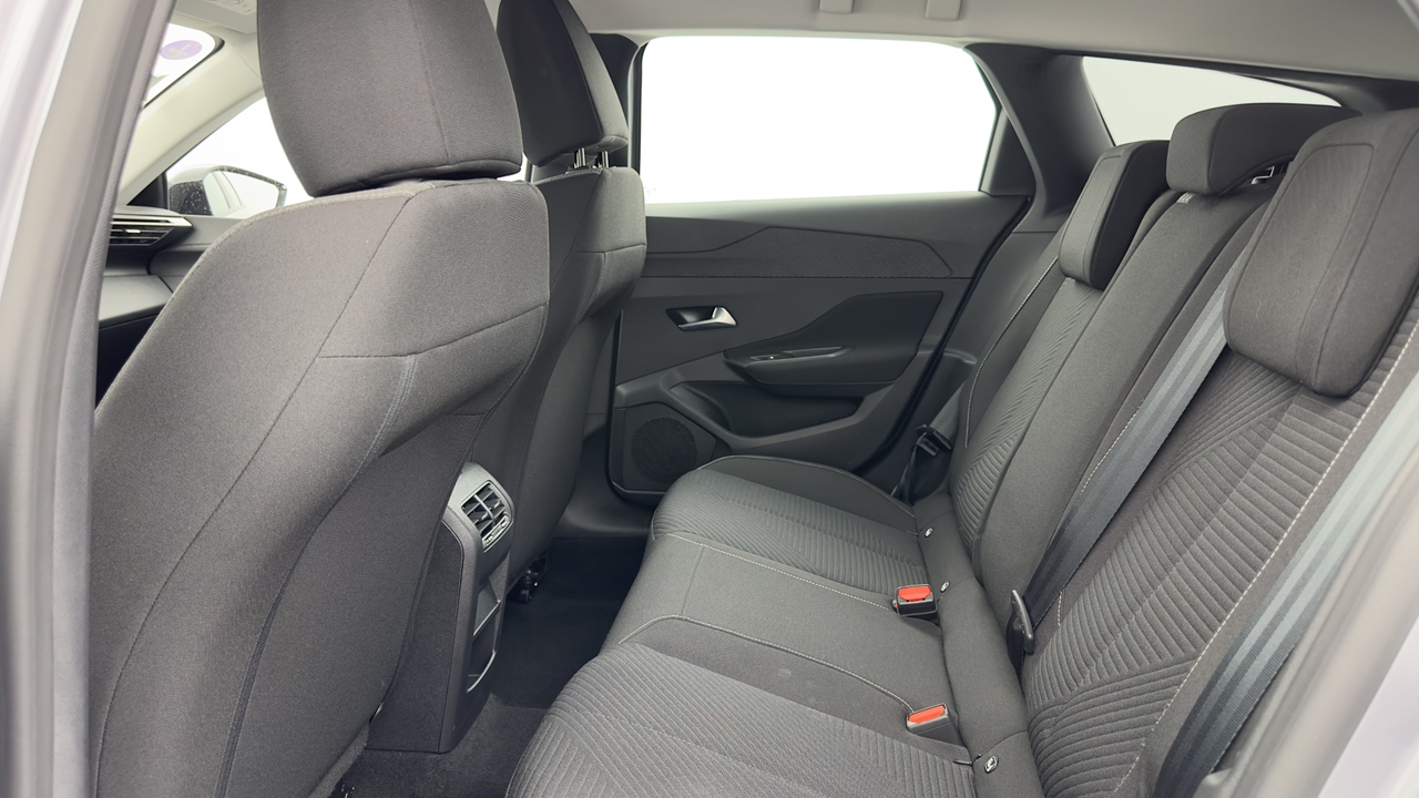 Peugeot 308 SW PHEV 180 e-EAT8 — photo 31