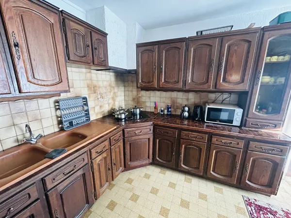 EXCLUSIVITE ETUPES MAISON AVEC LOCAL COMMERCIAL LOUE 145 M2