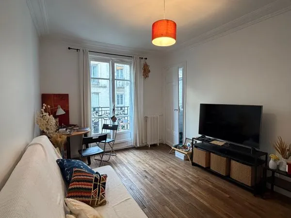 Studio, 30 m2, clair, donnant sur jardin, calme, 75018 Métro Guy Moquet, Porte de Saint Ouen