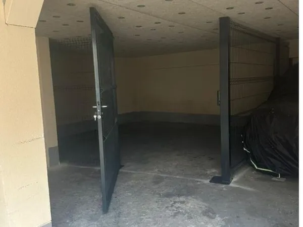 Box19 m2 idéal pour garer petites voitures électriques