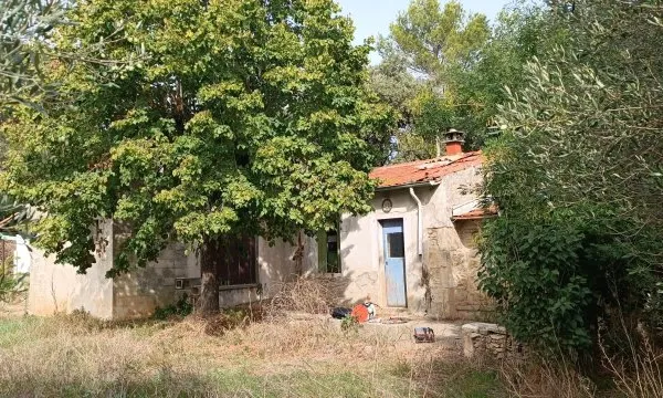 "mazet" en très mauvais état à rénover sur terrain de 2044 m2 zone LH du PLU de la ville de NIMES.