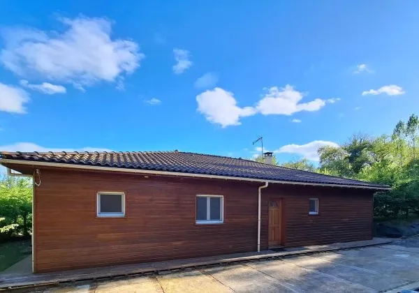 Maison de plain pied avec piscine et hangar