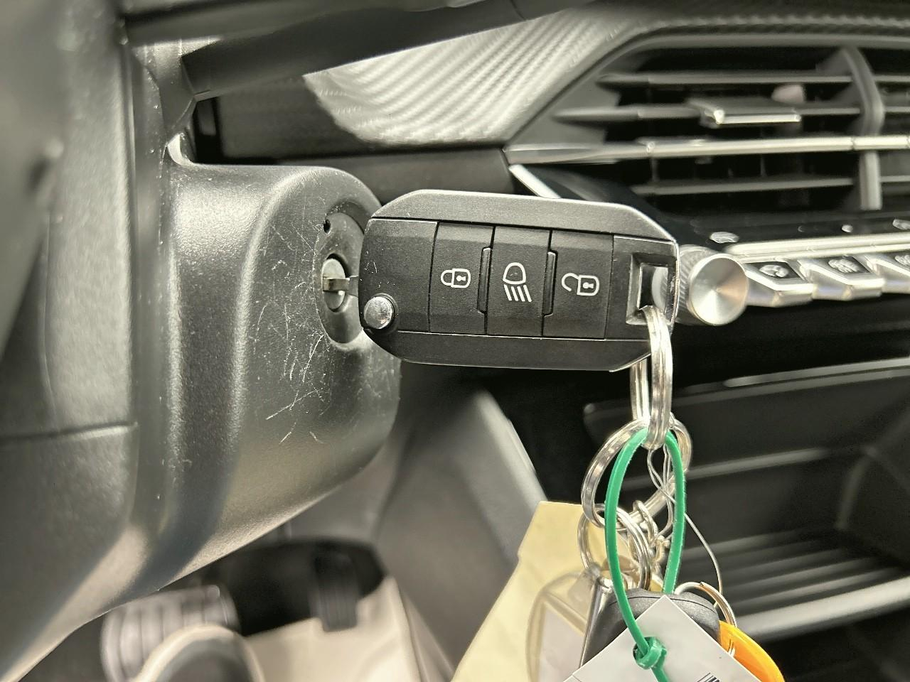 Peugeot 2008 hybrid 136 e-dcs6 style — photo 19