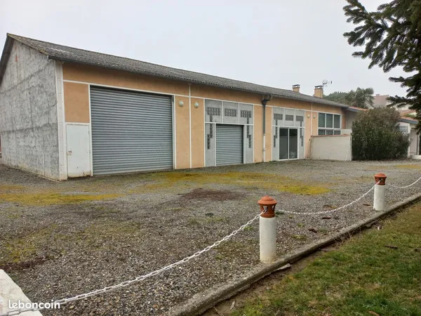 Hangar 200 m2 fermé à gros potentiel