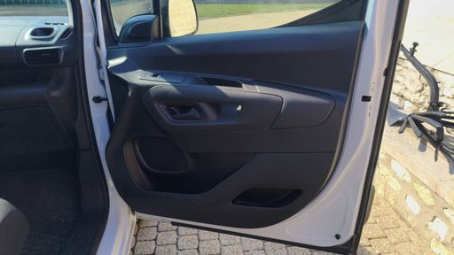 Peugeot Partner vu 1.5 BlueHDi 130 EAT8 - Asphalt – 2022 – 59823 km – Diesel – Boîte Automatique — photo 22