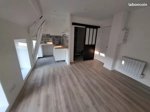 À louer : Studio rénové, lumineux et moderne de 24 m²
