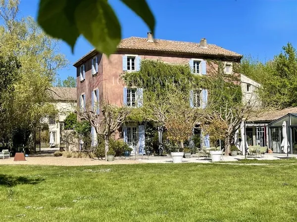 Bastide de provençale du XVIe siècle en port de Sorgues