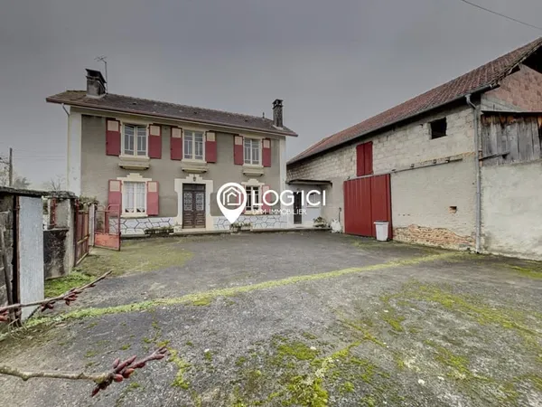 Ancien corps de ferme avec maison d'habitation, grange et ha