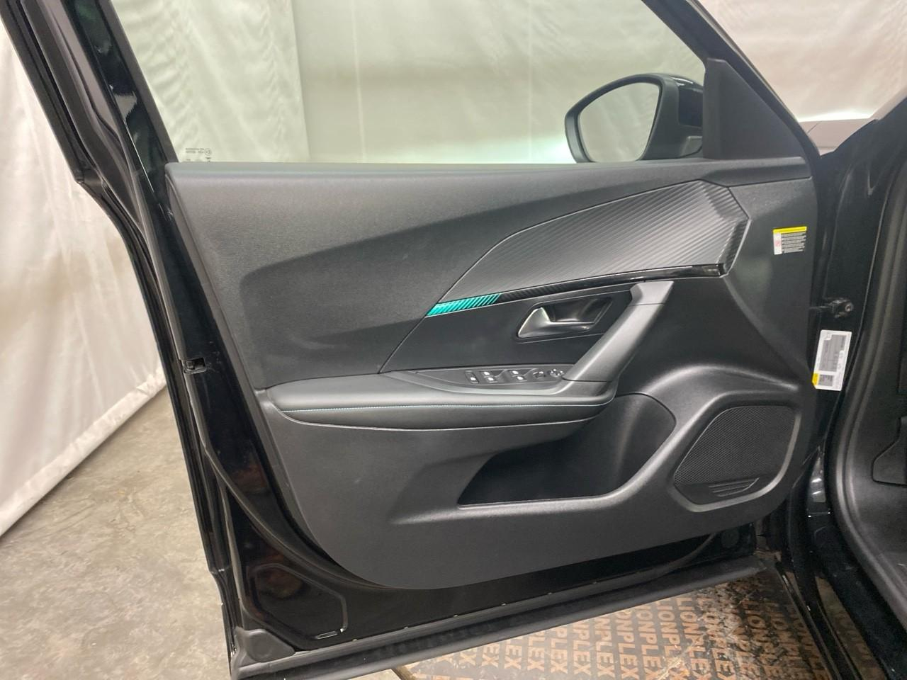 Peugeot 2008 puretech 130 s&s eat8 allure — photo 26
