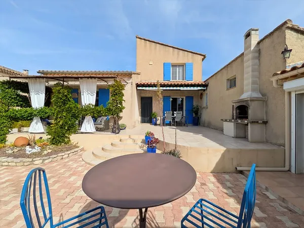 MAILLANE Maison 3 chambres et studio / piscine couverte
