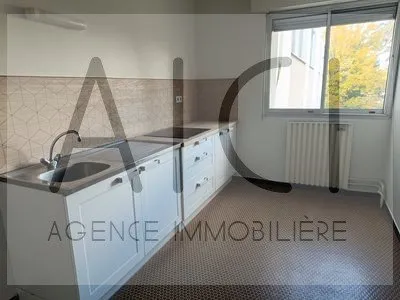 F2 comprenant un hall avec placard, un séjour, une chambre, une salle de bains, une cuisine équipée