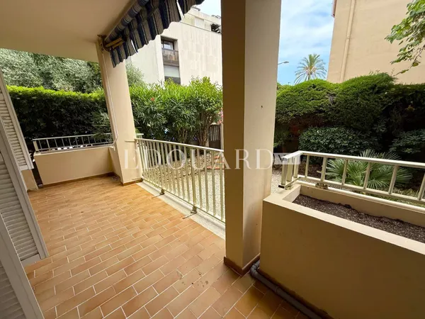 Charmant deux pièces à vendre avec terrasse et cave, dans un petit immeuble à quelques pas des plage
