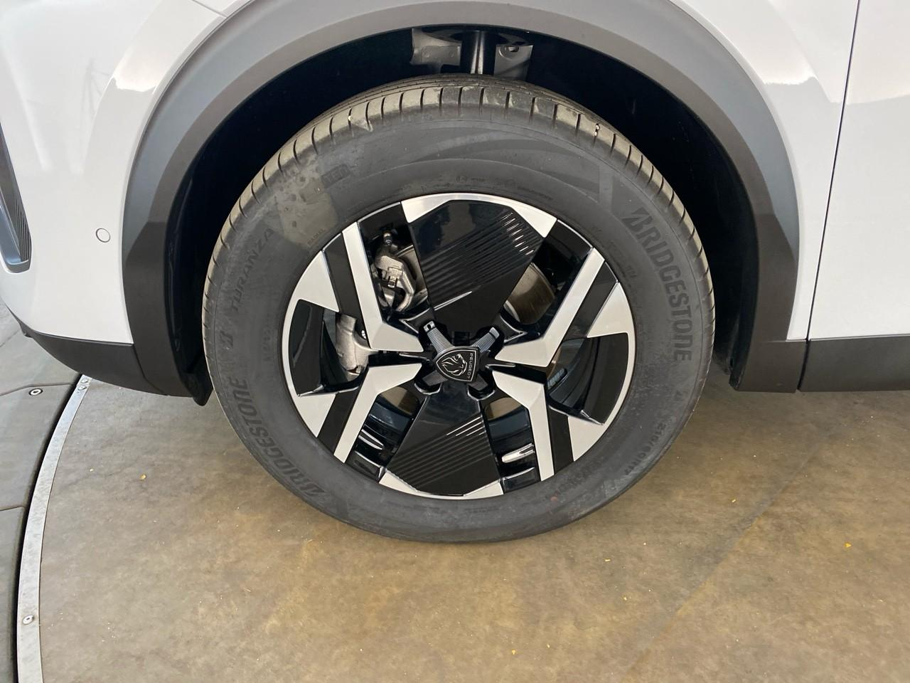 Peugeot 2008 hybrid 145 ch e-dcs6 allure — photo 11