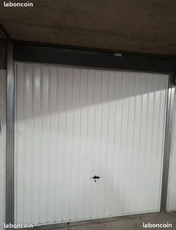 À louer Box fermé - Villeurbanne (les poulettes)