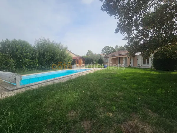MAISON DE PLAIN PIED AVEC JARDIN CLOS ET PISCINE