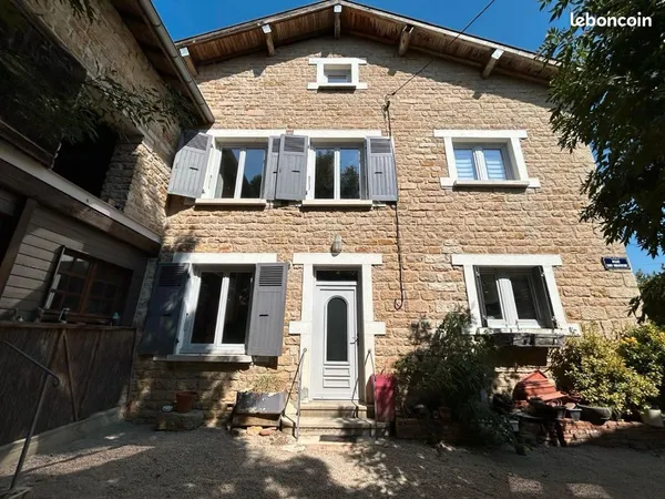 Maison en pierre centre village Revermont