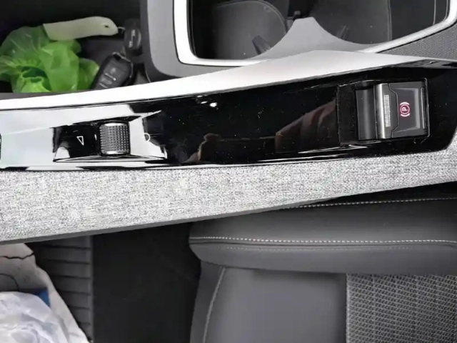 Peugeot 5008 electrique 73 kwh 210 ch — photo 29