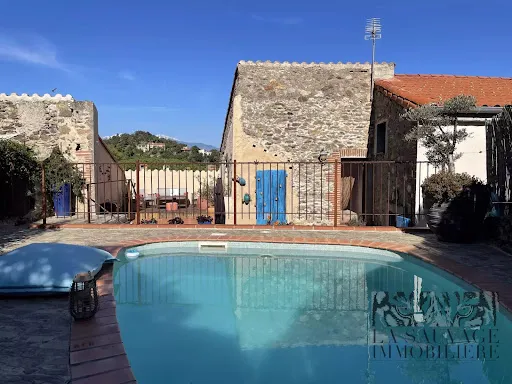 Maison 9 pièces 330 m²