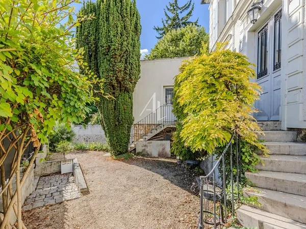 Maison 8 pièces 196 m²