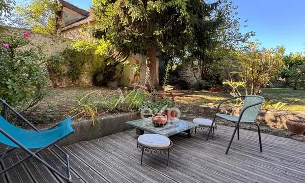 Batiment avec Local commercial et habitation