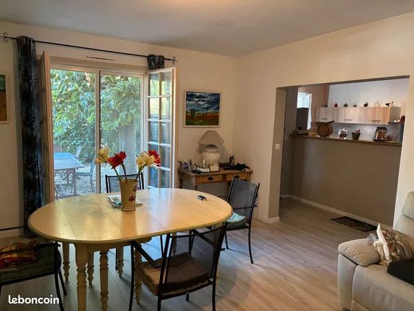 Villa de type P3 plain pied sur 265 m2 de jardin comprenant 2 chambres dont une de 17 m2, cuisine am