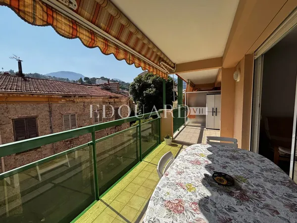 Deux pièces en parfait état avec grande terrasse, cave et garage, au deuxième étage d’un immeuble ré