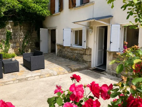Appt F2 en RDV villa avec cour privée