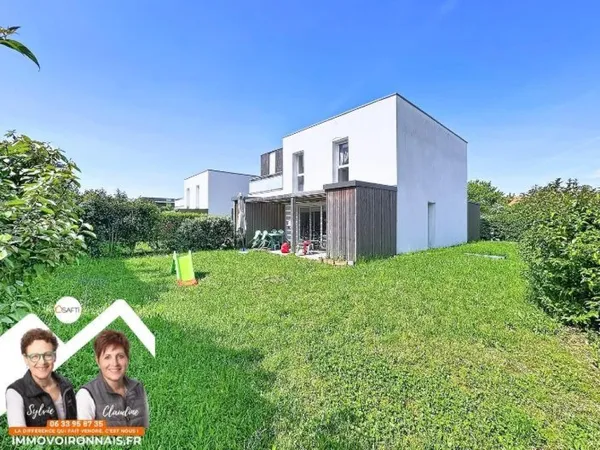 Maison jumelée de 2016, excellent état, avec jardin, proche écoles et centre ville
