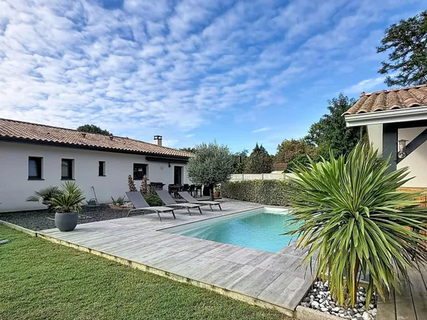 Belle maison piscine et dépendance