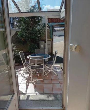 À louer - T2 bis meublé avec terrasse couverte, espace vert et parking, proche centre-ville