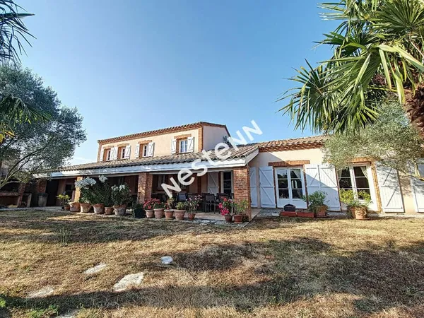 A vendre maison de style 8 chambres avec piscine et dépendances sur 1.7Ha de terrain avec vue Pyréné
