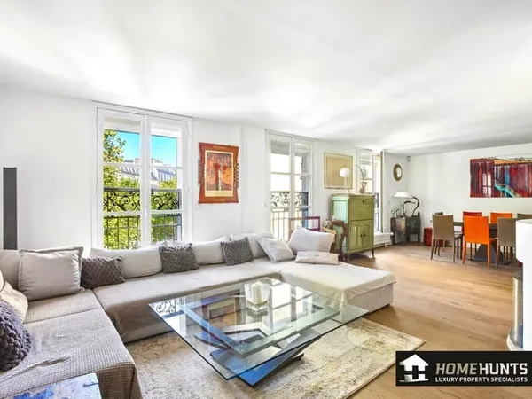Paris 6e - Appartement traversant sur les trois derniers étages d'un immeuble period, accessible par