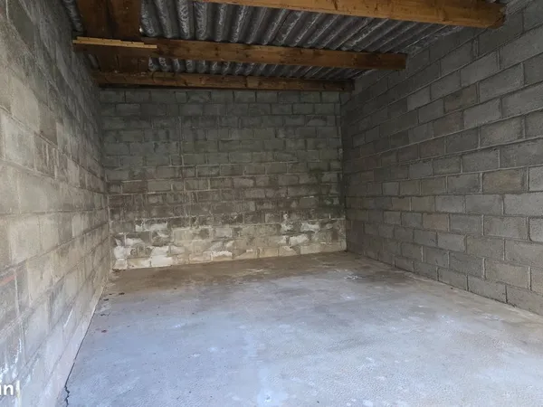 GARAGE / GARDE MEUBLES - 23m2, volume = 65m3, hypercentre . Idéal aussi MOTOS VELOS...