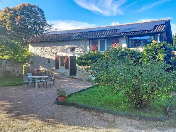 Charmante maison avec gîte et petite grange sur un terrain d'environ 2 ha
