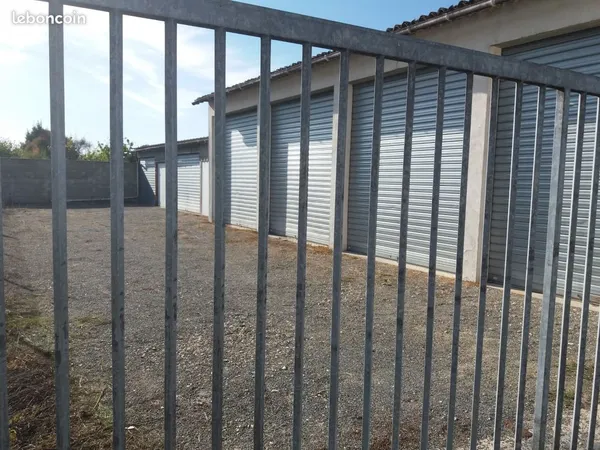 Garage fermé à louer à cognac - cour sécurisée