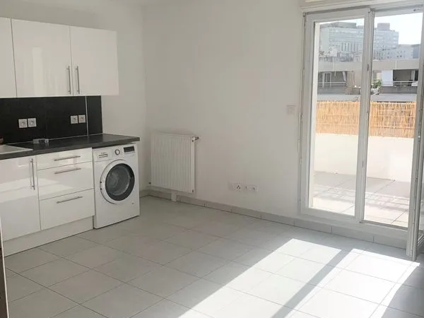 Joli Studio meublé de 20 m² env. Avec terrasse de 17m² + parking en sous-sol secteur SAINT-PIERRE / 