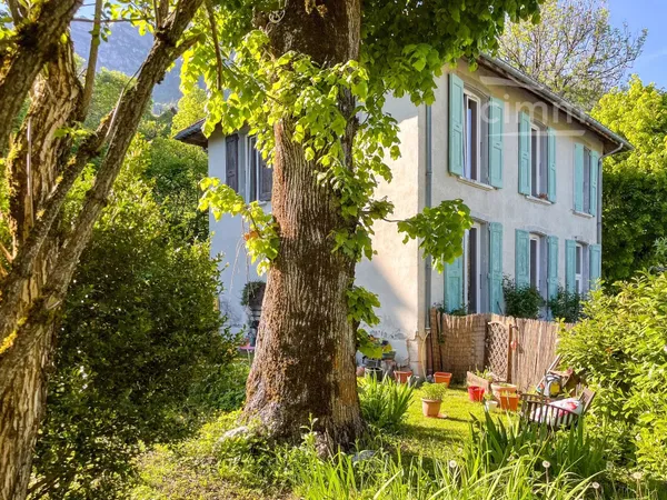 Maison individuelle  de caractère 160 m² de 1875 - Terrain 756 m² - 3 chambres - Stationnement -