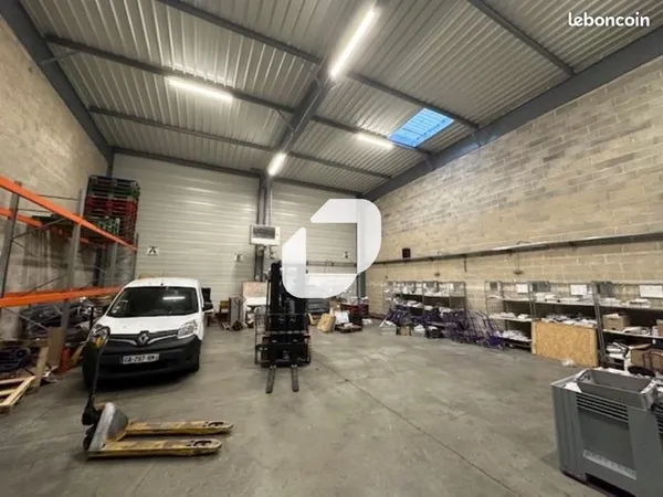 Local d'activité 912 m²