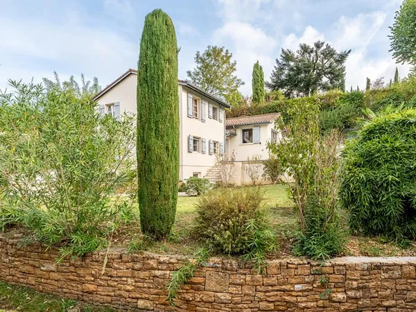 Maison de charme rénovée avec piscine à Ecully