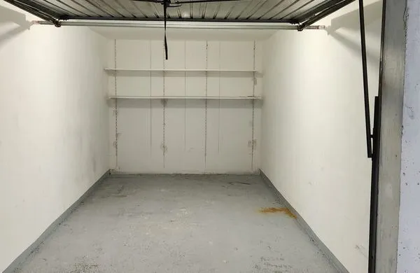 : Box fermé en sous-sol dans résidence sécurisée.