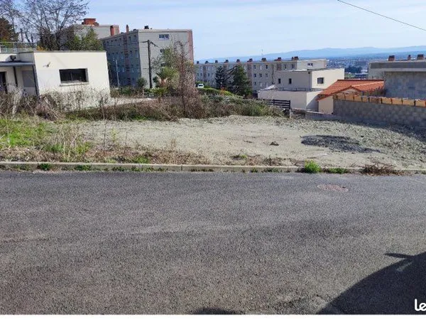 Terrain viabilisé 350 m2 à Clermont Ferrand