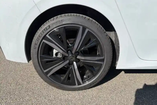 Peugeot 308 hybrid 145 e-dcs6 — photo 13