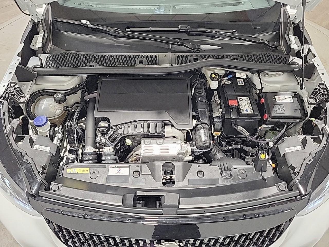 Peugeot 2008 puretech 130 s&s eat8 gt — photo 15