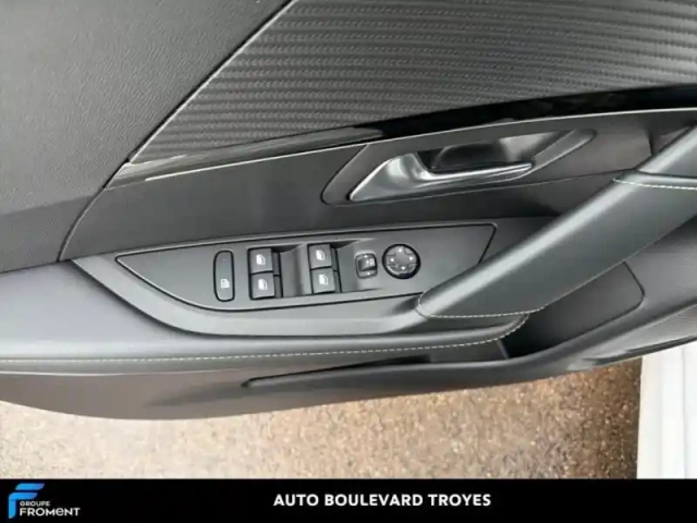 Peugeot 208 e- 136ch gt pack — photo 15