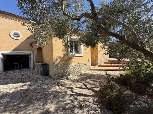 Villa T3/T4 lumineuse avec jardin, piscine, garage et solari