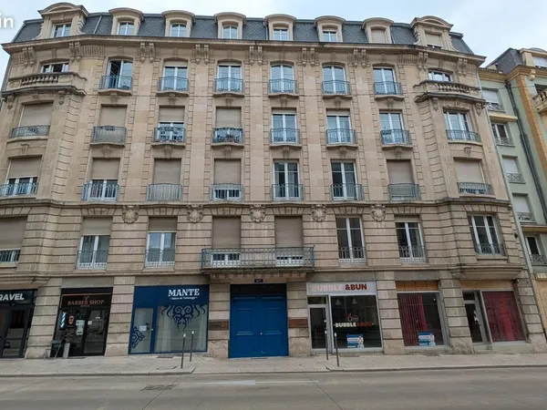 Deux (2) locaux commerciaux libres
